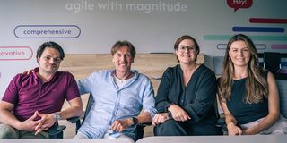Vier Mitglieder von XL2 und Xiting gemeinsam in einem Besprechungsraum