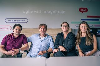 Vier Mitglieder von XL2 und Xiting gemeinsam in einem Besprechungsraum