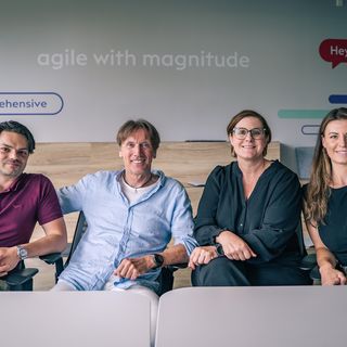 Vier Mitglieder von XL2 und Xiting gemeinsam in einem Besprechungsraum