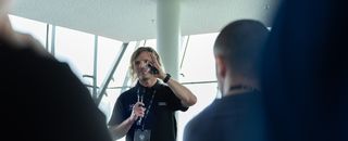 Teilnehmer blicken gespannt auf Event