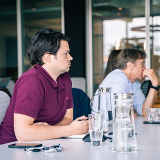 Maximilian Seibold mit einem Gesprächspartner bei einer Besprechung