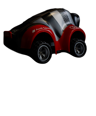 Rot-schwarzes Audi Sport Miniatur-Rennfahrzeug vor weißem Hintergrund