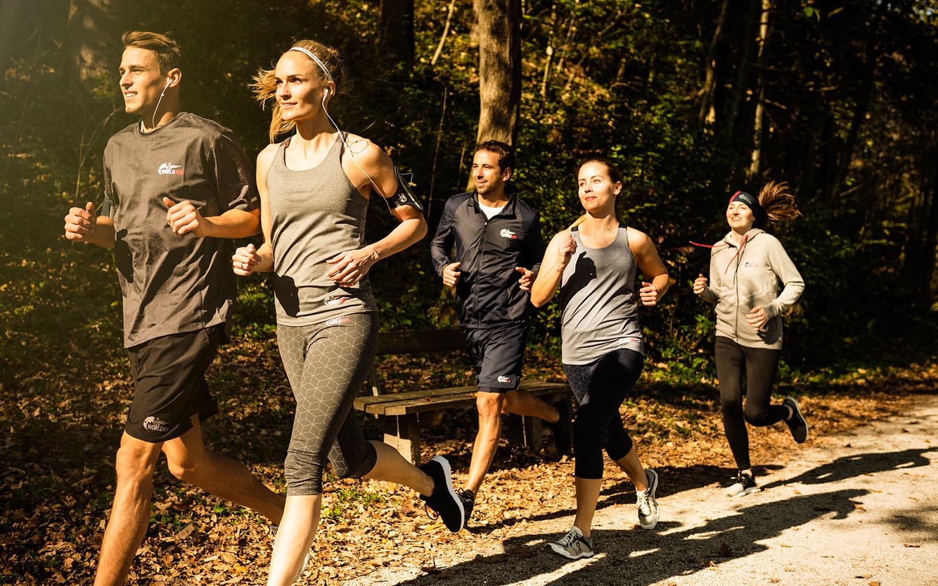 [Translate to Spanish:] Group of runners training for the Wings for Life World Run in autumn