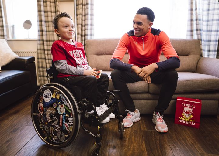 Teaserimage: VIDEO: Football superstar surprises paraplegic fan