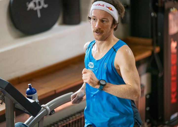 Teaserimage: When Florian Neuschwander blitzed the 100 km indoor running record in 2021