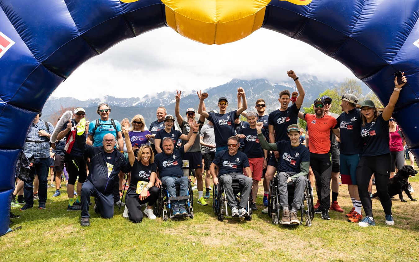 Eine Gruppe Läufer beim Wings for Life World Run 2022.