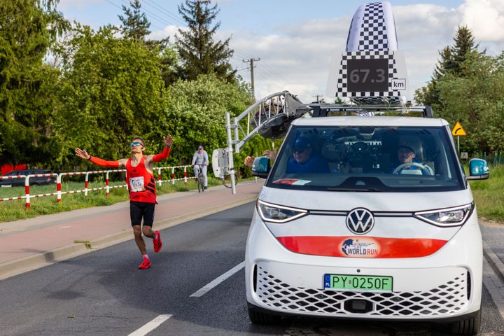 Hero image: Kapitan Wąs ponownie za kierownicą samochodu pościgowego ID.Buzz - poznajcie samochody, które pomagają!