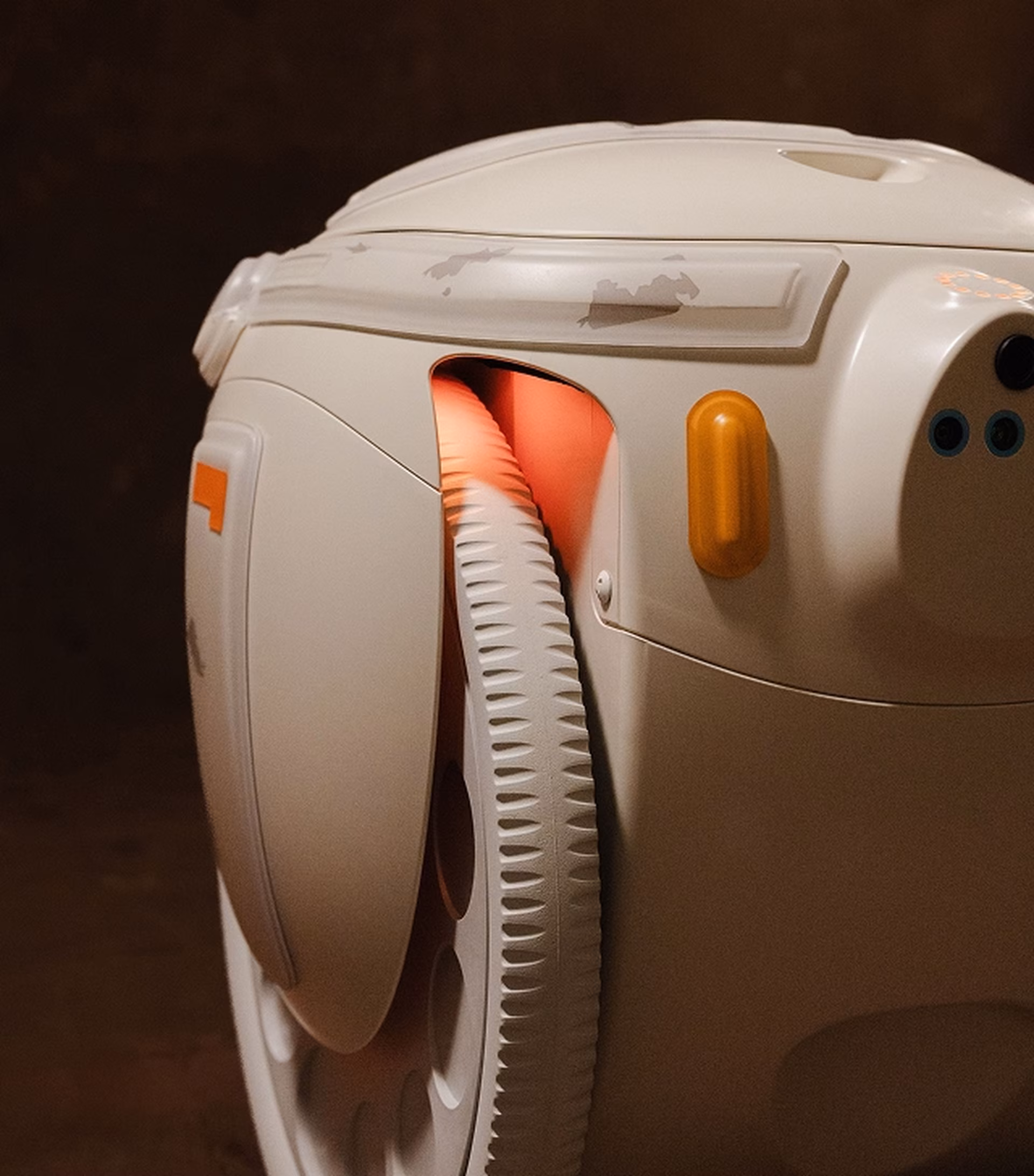 Image of the front of the Grogu™ gitamini robot. Lighting and shadows emphasize the new 3D elements.