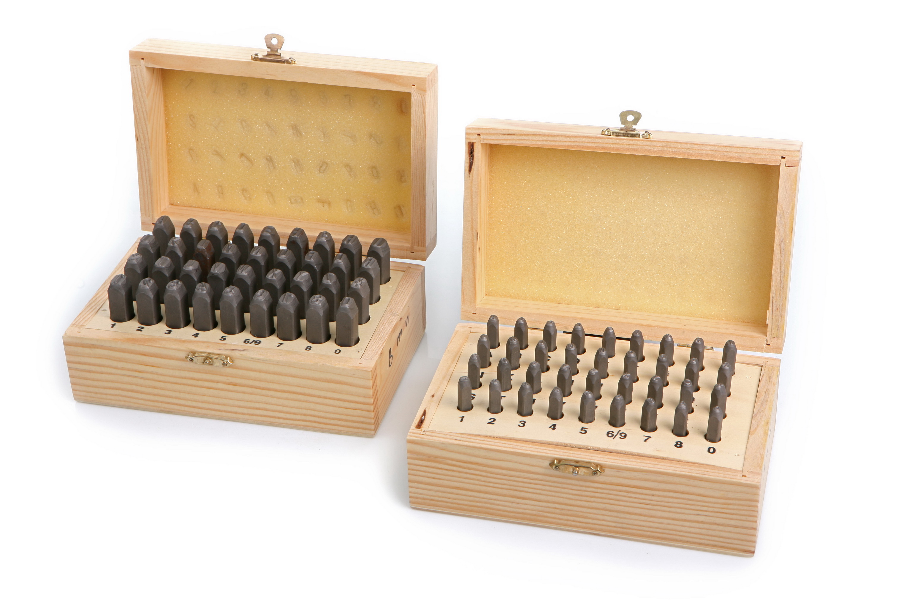 Ancien Jeu De Matrices Et Poinçons Pour Machiniste – Lettres Alphabet En Métal, 30 Pièces