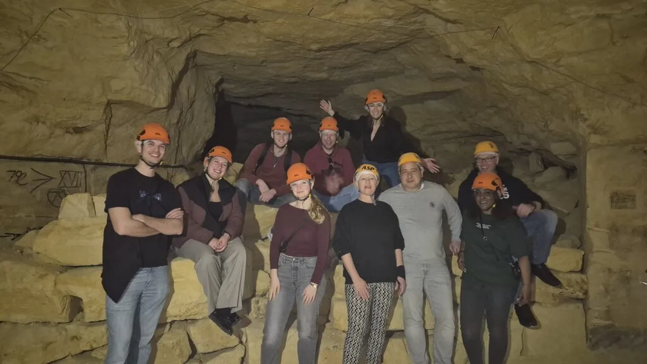 grote groep mensen in een grot