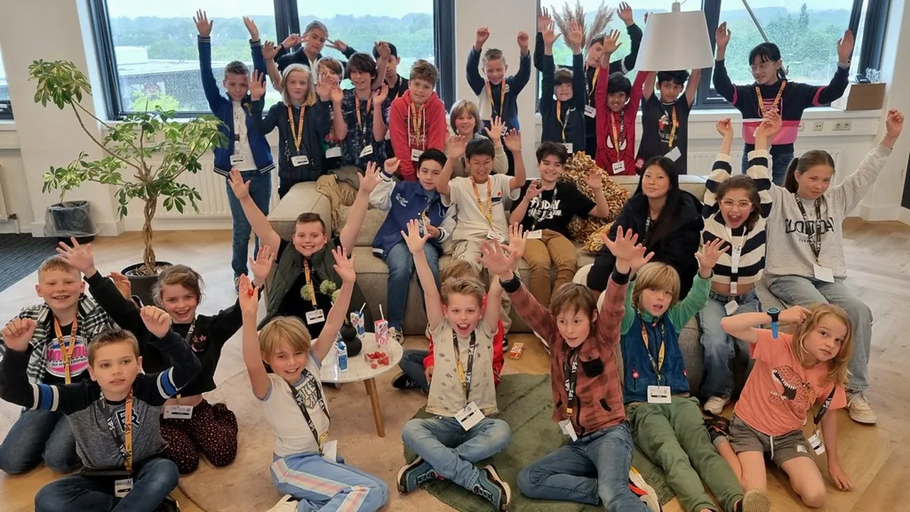 groep kinderen die handen opsteken