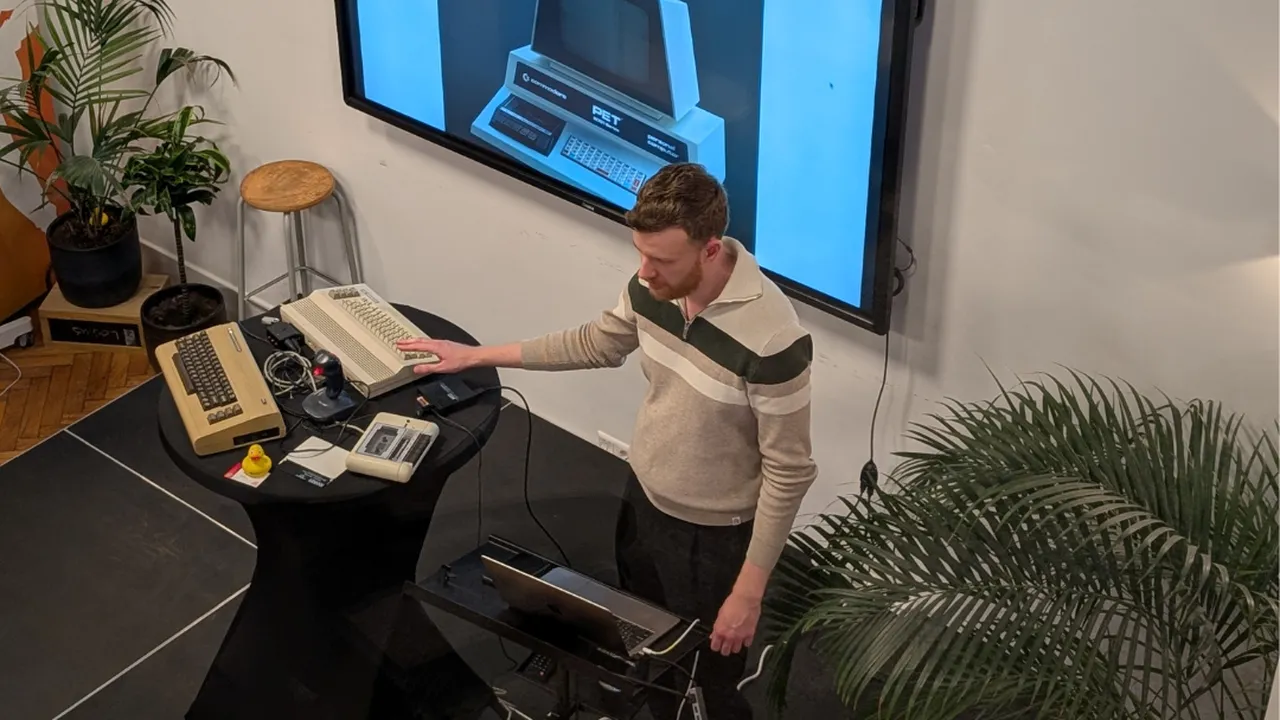 Een groep mensen luisteren naar een spreker