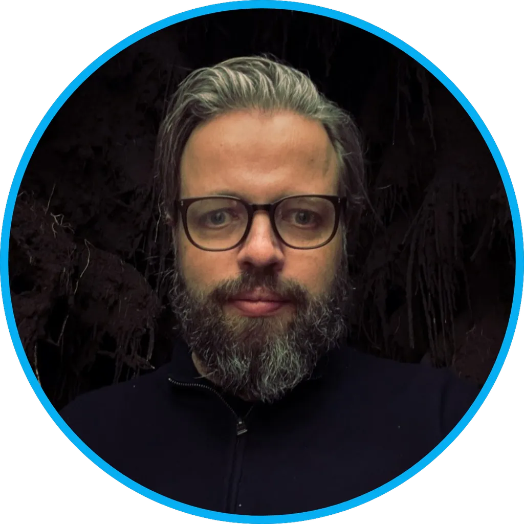 Man met een bril kijkt naar de camera