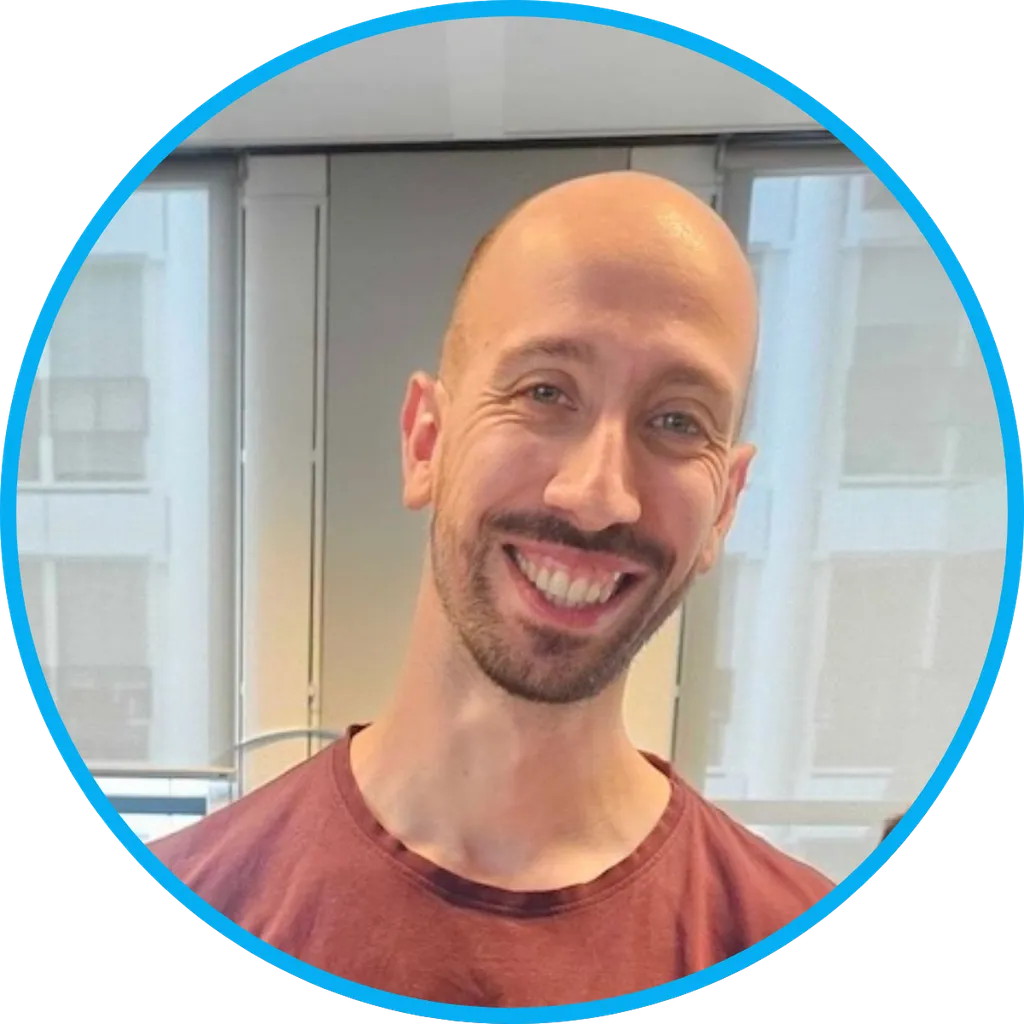 Man lacht en kijkt naar de camera