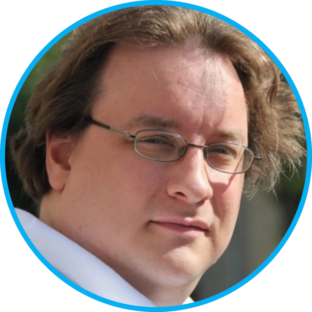 Man met een bril kijkt naar de camera