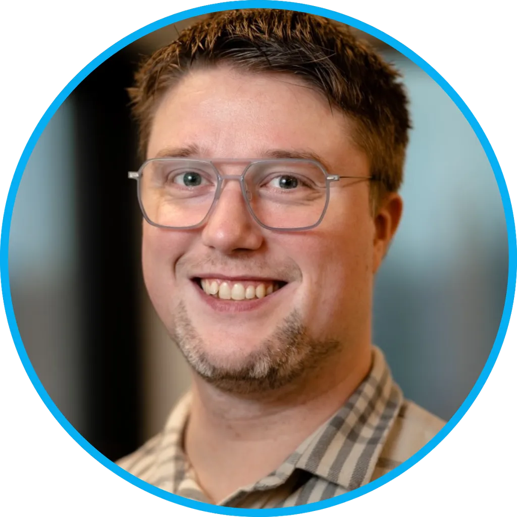 Man met een bril kijkt naar de camera