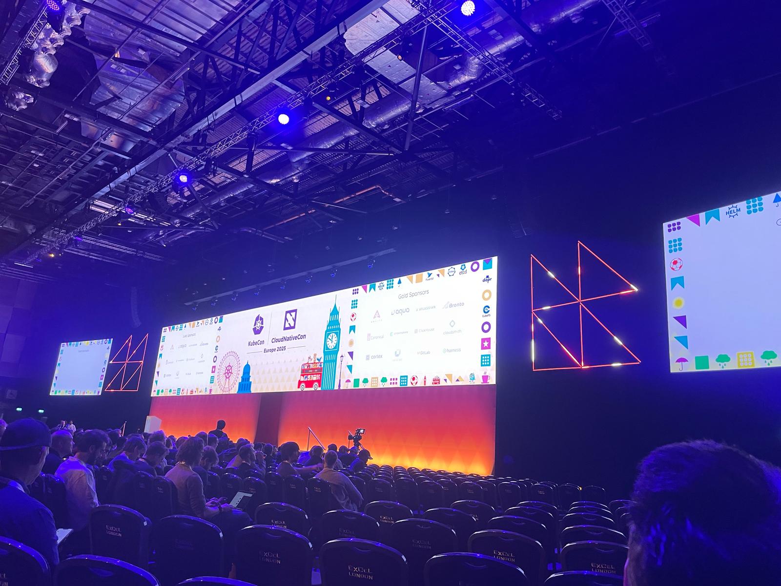 vijf developers in Londen, kubecon