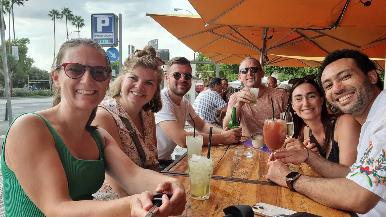 mensen op foto die wat drinken