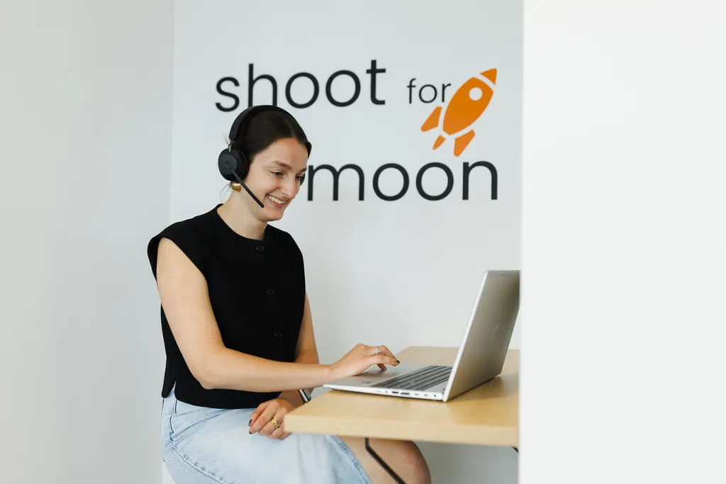 Colleague working on her laptop in Pauwels Consulting Ghent office.