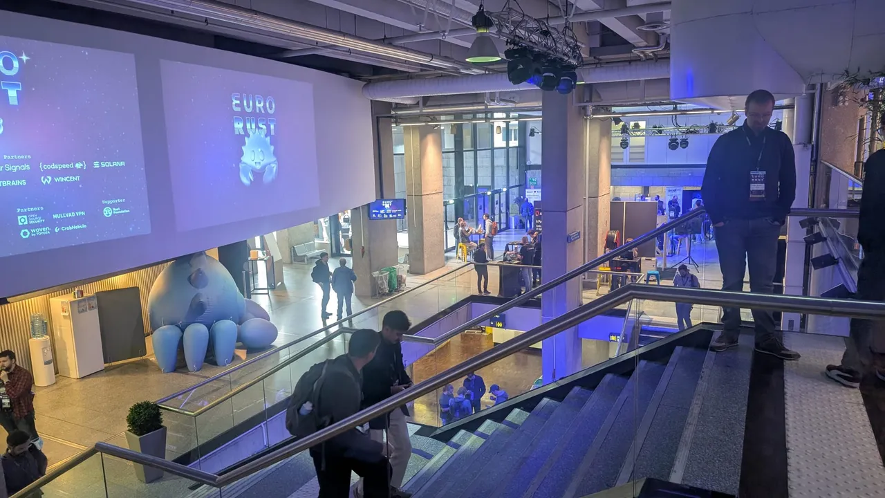 een welkomsthal voor eurorust met een grote mascotte