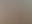 een groep mensen die enthousiast kijkt naar de camera met een taart in het midden