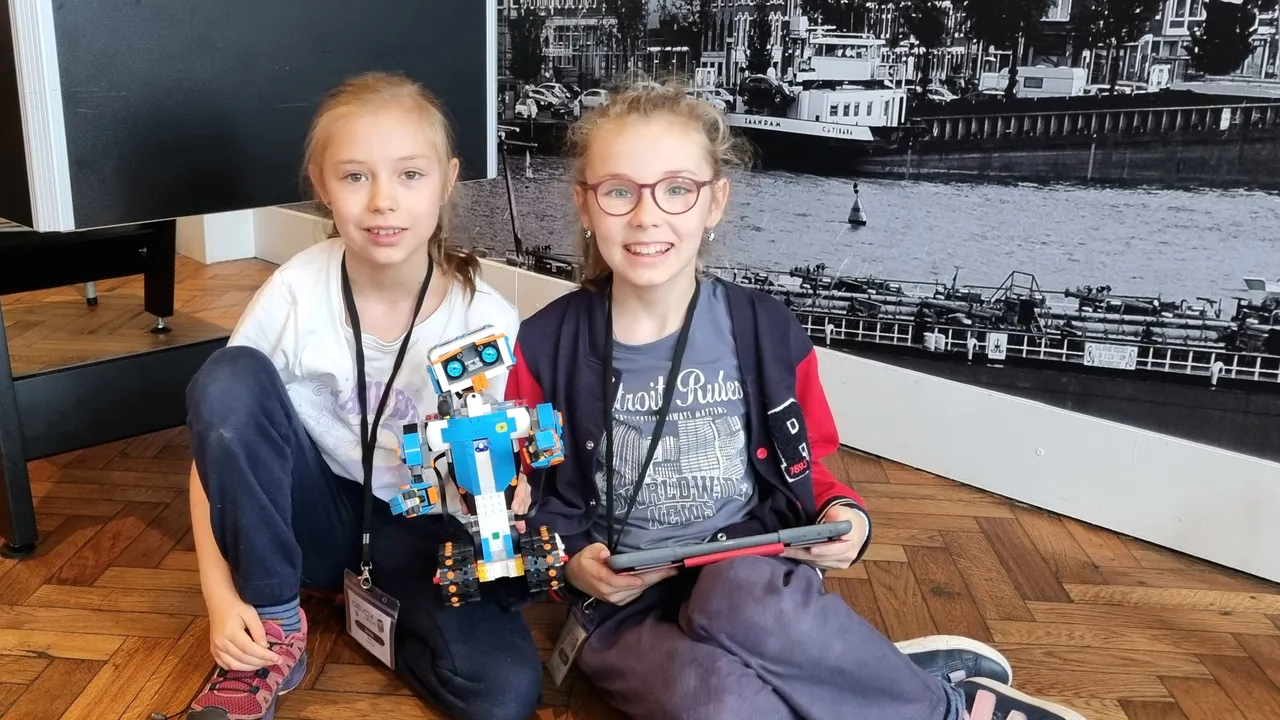 Twee meisjes met een lego boost robot