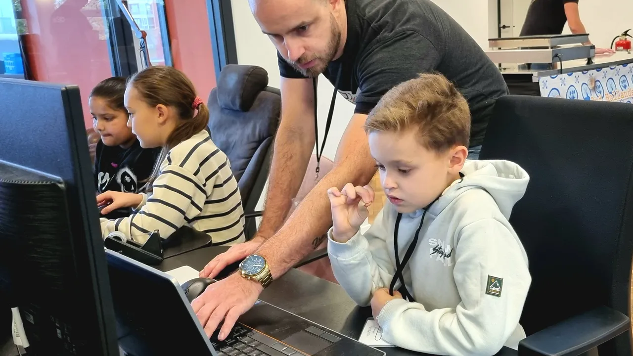 Consultant wijst naar scherm