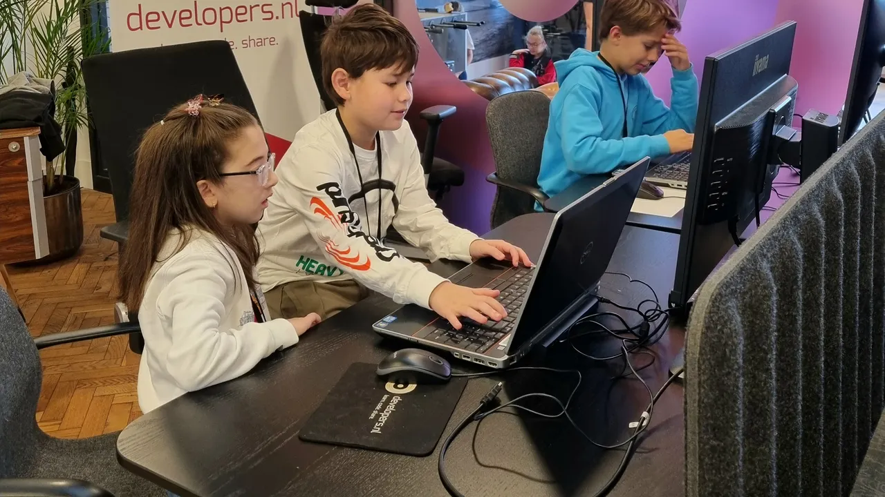 Drie kinderen die kijken naar een laptop