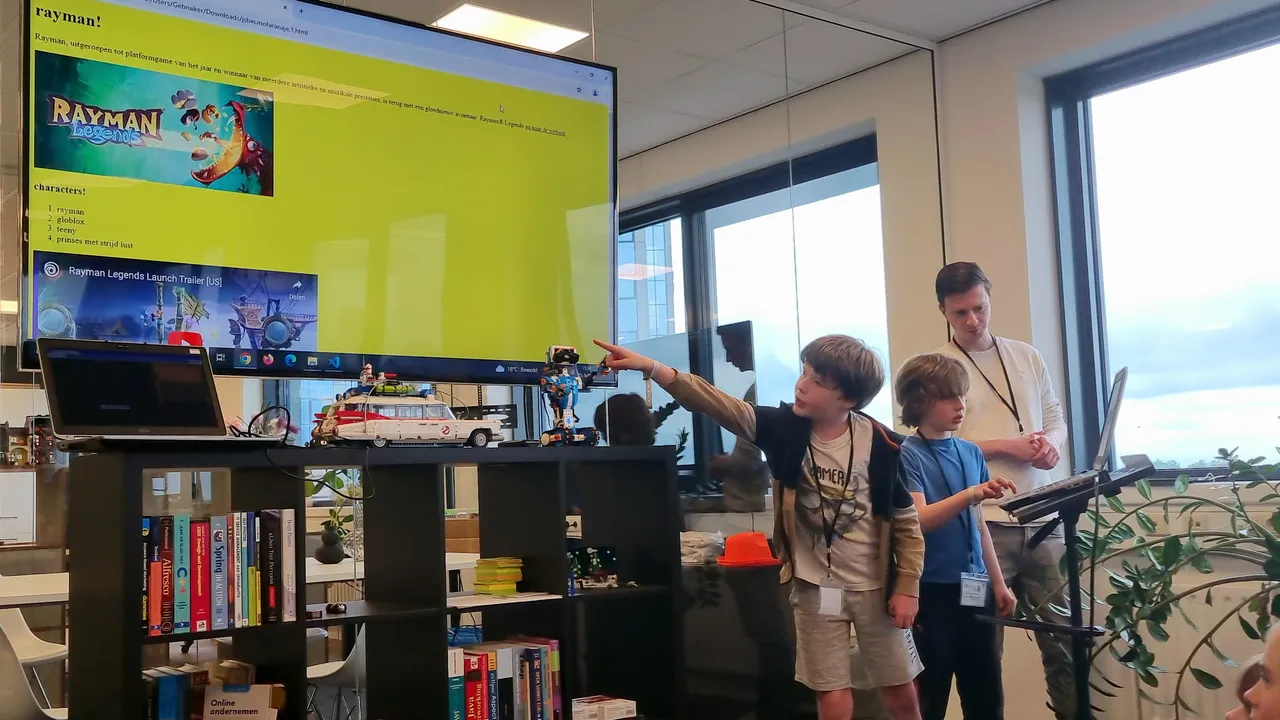 Twee jonge kinderen en een consultant wijzend naar een scherm