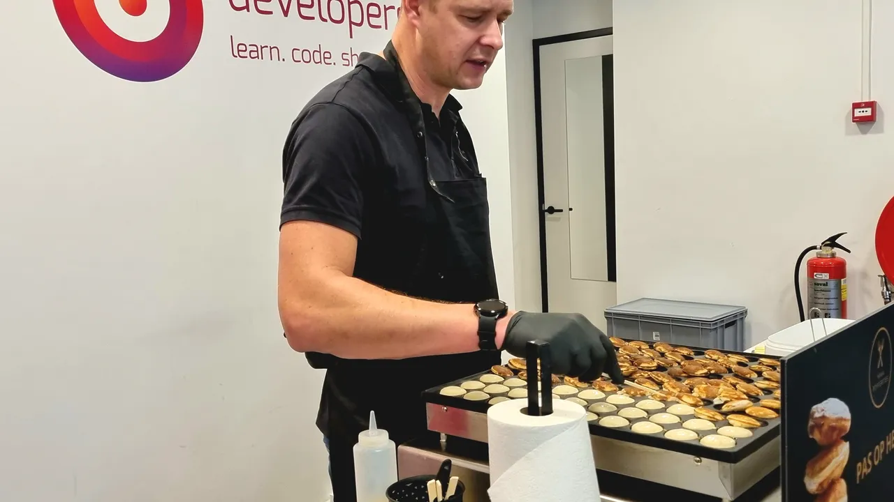 een man die poffertjes maakt