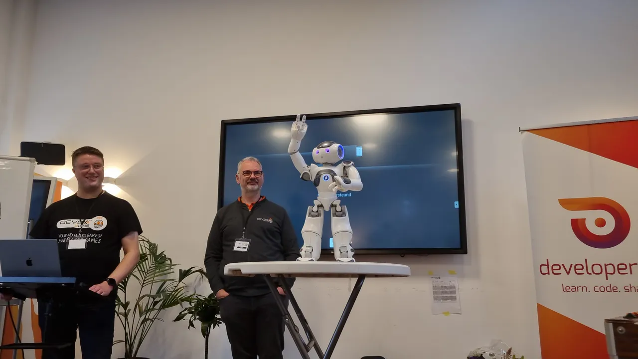 Twee mannen die kijken naar een robot op een tafel