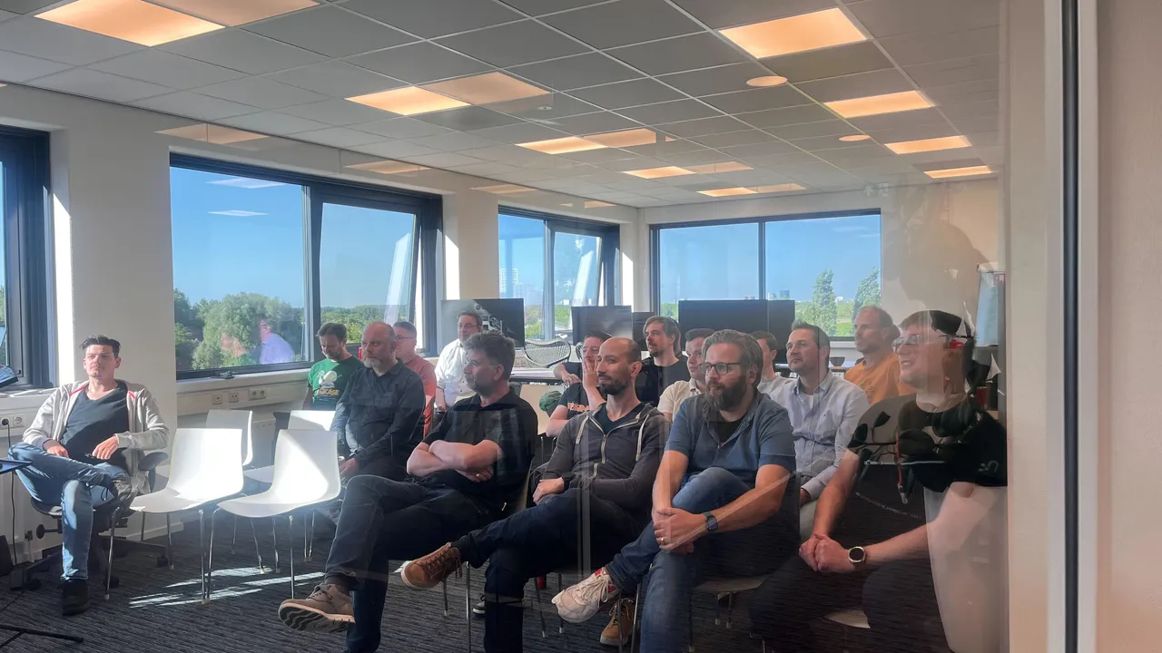 Een groep mensen luisteren naar een spreker