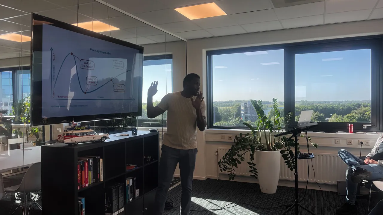 Een spreker vertelt wat naast een scherm