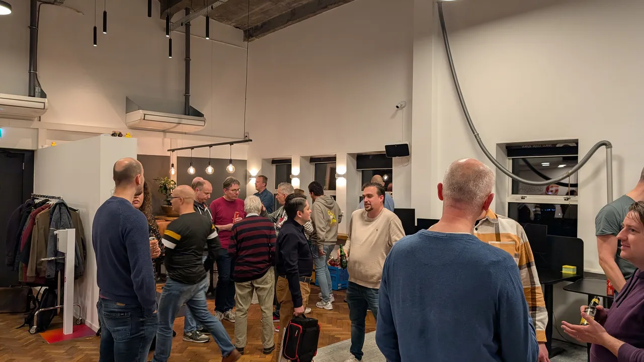 Een groep mensen praten met elkaar na de Technight