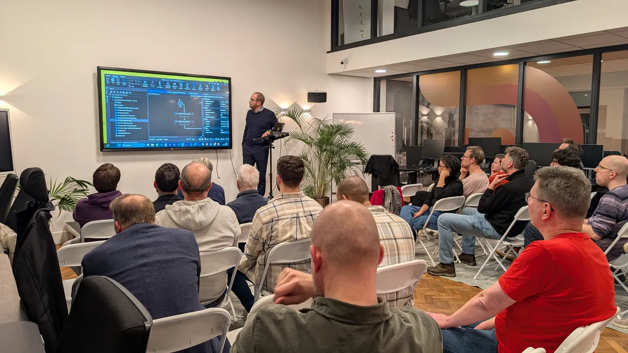 Kamer vol consultants op een technight