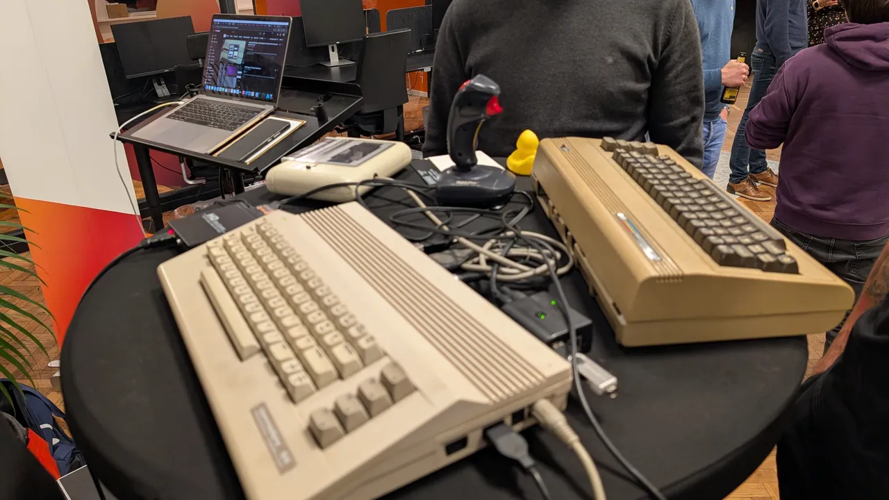 Oude apparaten bij elkaar die draaien om de commodore talk