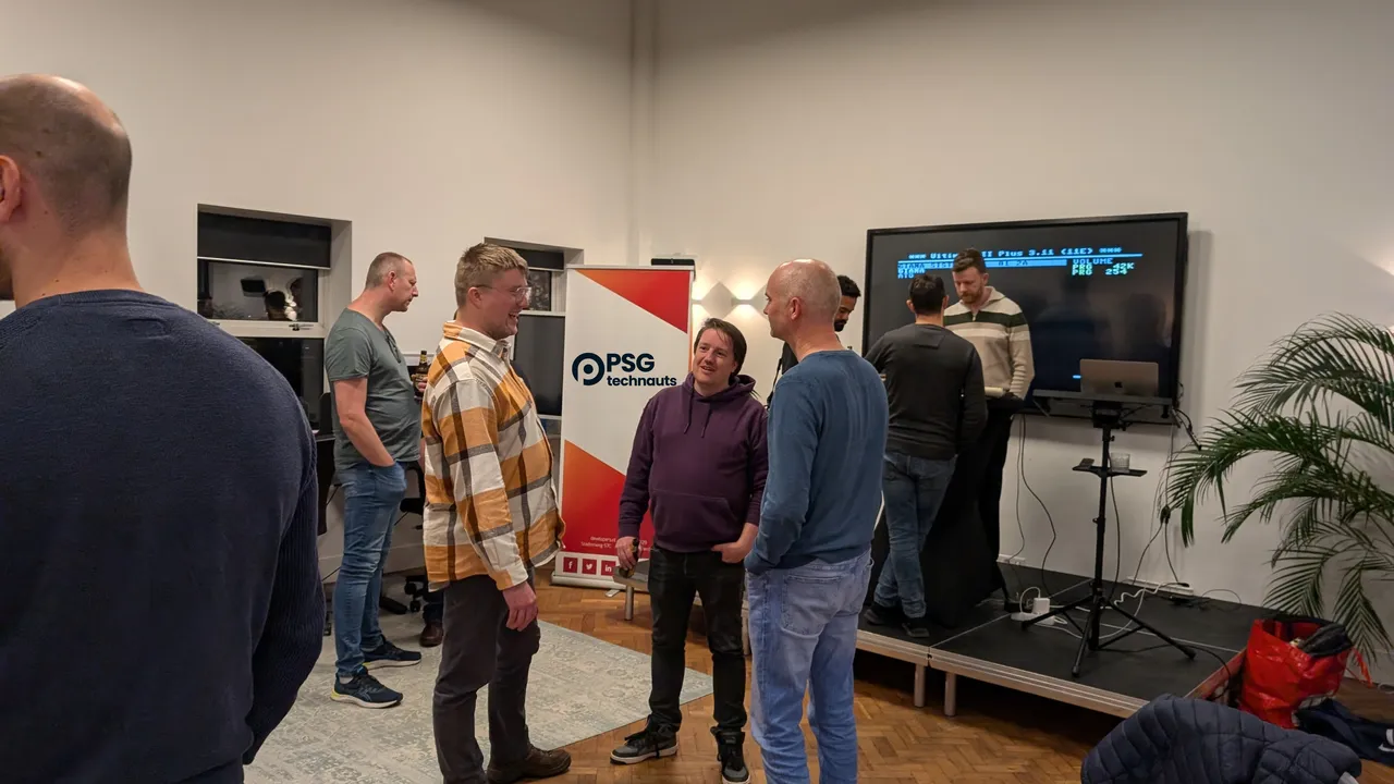 Een groep mensen praten met elkaar tijdens een Technight