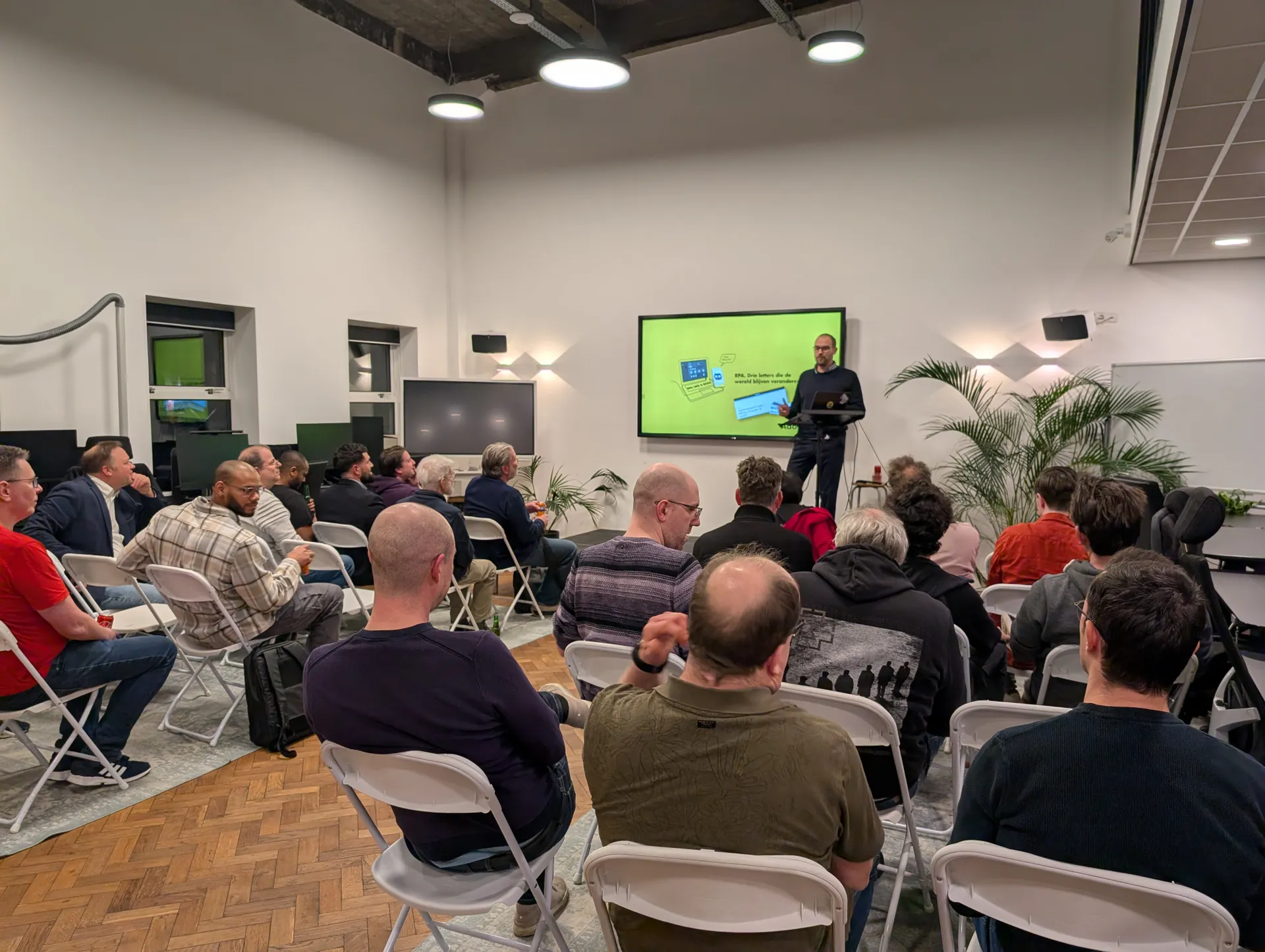 Een groep mensen luisteren naar een spreker