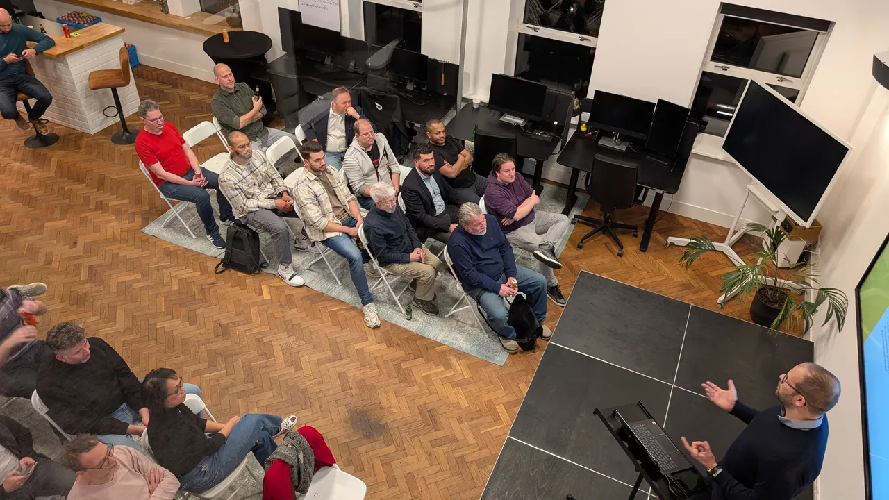 Een groep mensen luisteren naar een spreker