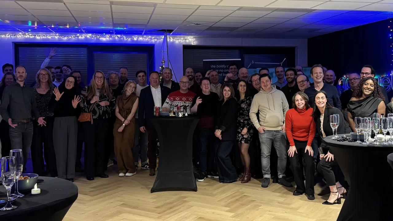 een grote groep mensen van psg technauts die kerst vieren