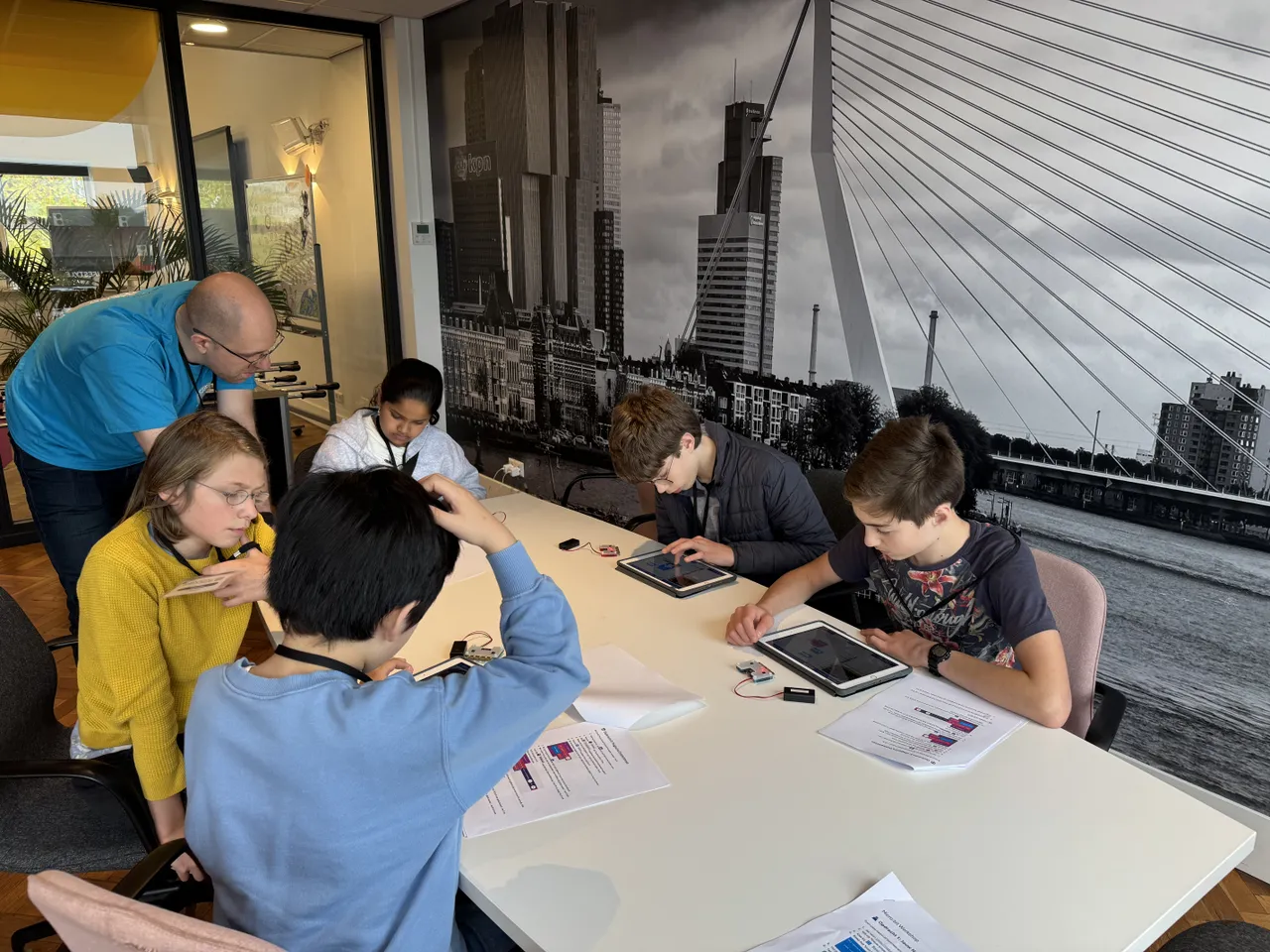 Groep kinderen werken aan ene tafel