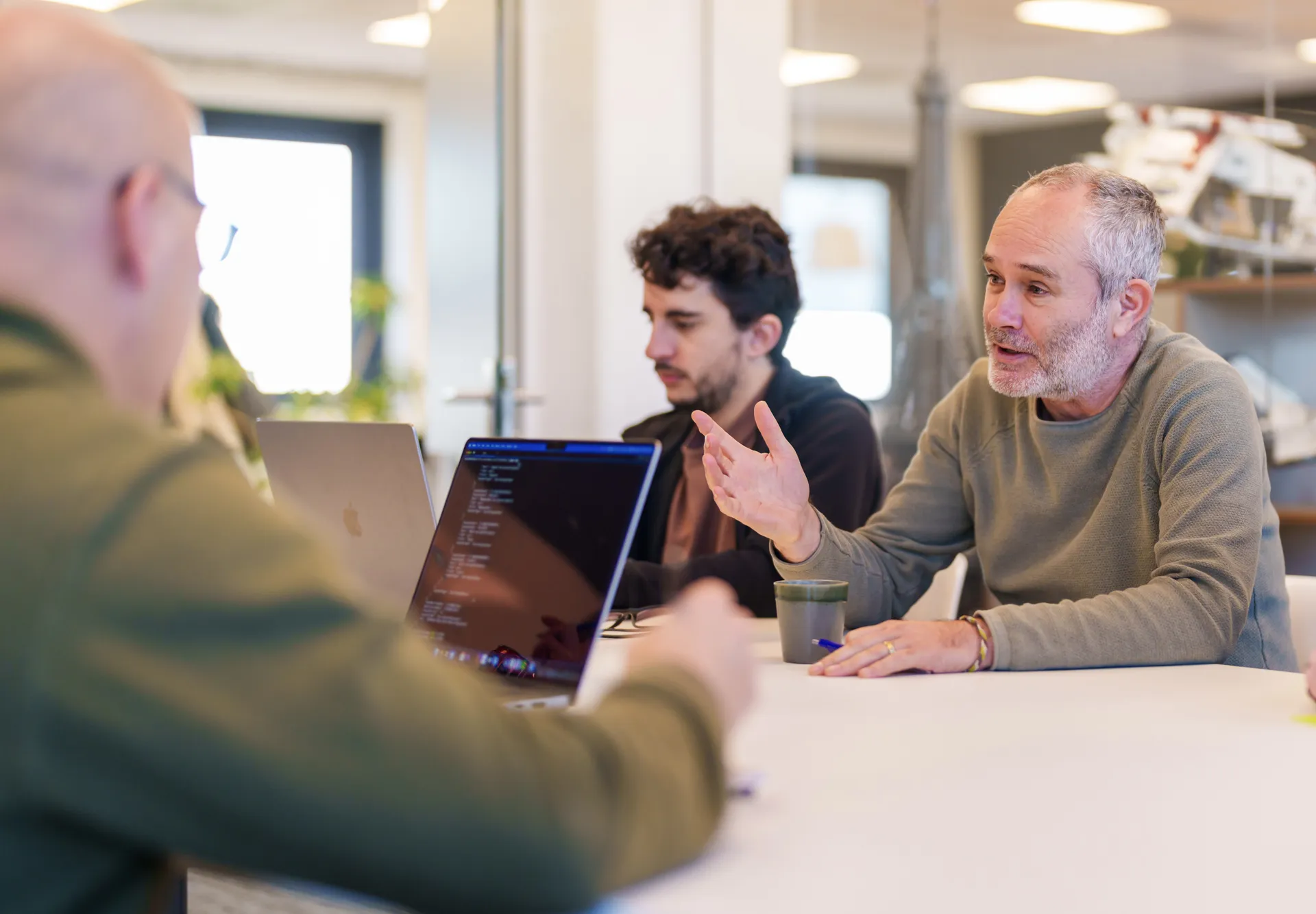 Een mand zit in een vergadering en legt wat uit