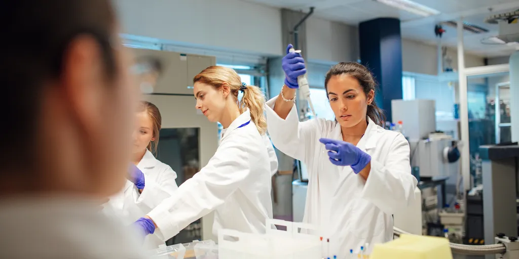https://a.storyblok.com/f/256509/6912x3456/51b328d5d8/laborant-vacatures9.png