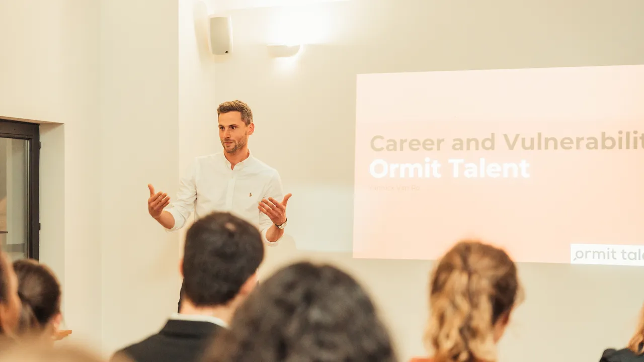 A young man is giving a presentation about careers during OHMYJOB!