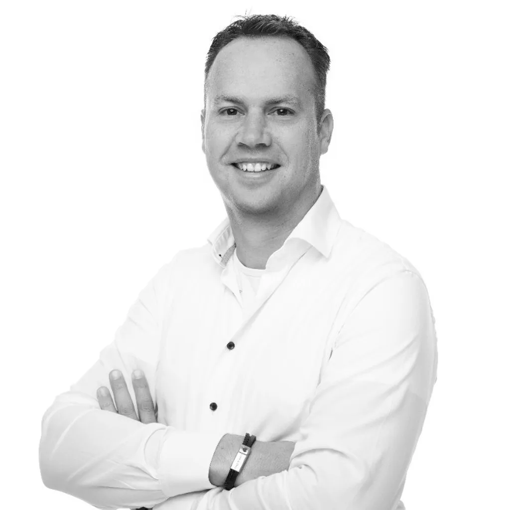 Man die poseert en lacht