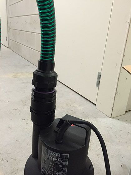 12. Schroef de afvoerslang nu op de koppelstukken op de pomp