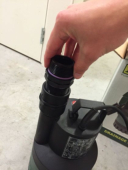 8. Schroef deze in de draadsok