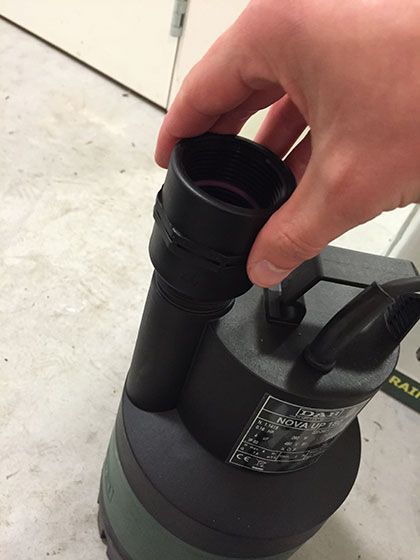 6. Schroef deze over de terugslagklep, op de pompuitlaat