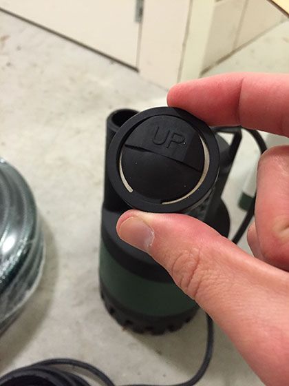 2. Pak de terugslagklep (zit in de doos van de pomp) en zorg ervoor dat het woord "UP" zichtbaar is.
