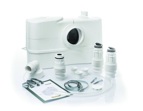 Witte broyeur toilet met diverse aansluitingen, klemmen en een handleiding op een witte achtergrond.